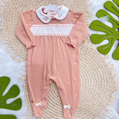   Macacão Tricotil Verão com Gola Bordada - Flores Salmão